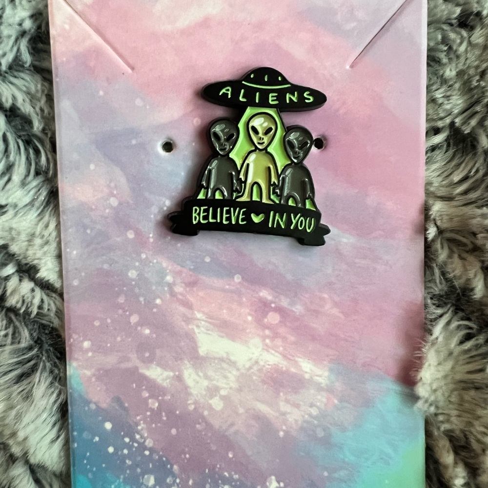 Alien pin